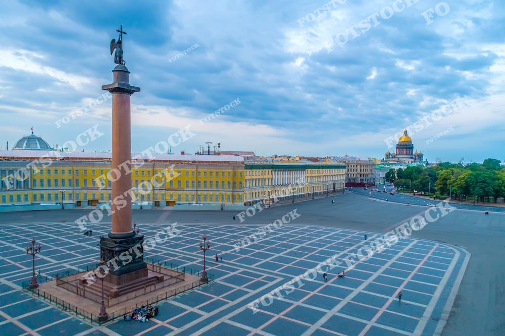 На переднем плане изображена Александровская колонна, установленная в честь победы над Наполеоном, расположенная в центре Дворцовой площади в Санкт-Петербурге. Вдали можно увидеть купол Исаакиевского собора. Площадь практически пуста, что подчёркивает торжественную атмосферу и монументальность архитектуры.